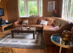 大堡礁岛Whalers Cottage的带沙发和咖啡桌的客厅