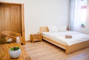 开姆尼茨Apartment Dora的一间小卧室,配有一张床和一张桌子