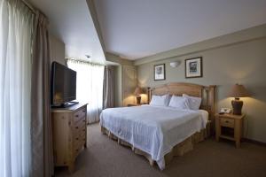 金伯利北极星山林小屋的酒店客房,配有床和电视