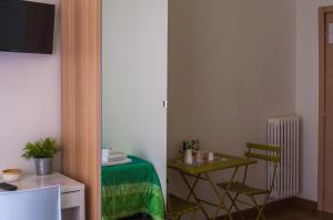 巴里Melo Accommodations的配有小桌子和椅子的房间