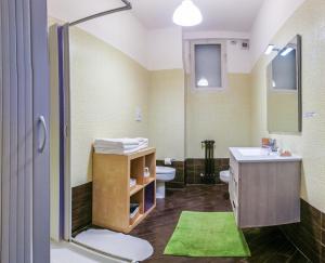 巴里Melo Accommodations的一间带水槽、卫生间和淋浴的浴室