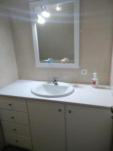 BiscoitosVivenda "Porto de Abrigo"的浴室设有白色水槽和镜子
