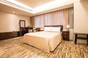 中坜育松园商旅的配有一张床和一张书桌的酒店客房