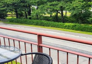 汉默温泉阿斯本汽车旅馆的坐在路边栏杆上的桌子和椅子