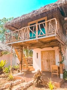锡基霍尔Mandala Tribe Treehouses的带阳台和木门的房子