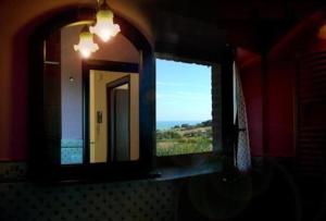 Campofilone库马纳蓝光公寓酒店的海景客房的窗户