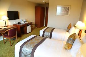 仰光峰会花园景仰光酒店的酒店客房配有两张床和一张书桌