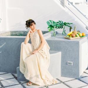 易莫洛林瓦莱斯别墅酒店的坐在台阶上的婚纱的年轻女孩