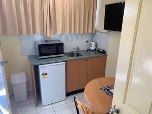 麦夸里港约翰奥克斯利汽车旅馆的一间带水槽和微波炉的小厨房