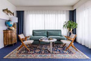 悉尼沃森海湾精品酒店的客厅配有沙发和桌椅