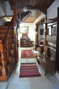 安塔利亚贡特公寓的一间带楼梯的客厅和一间带地毯的房间