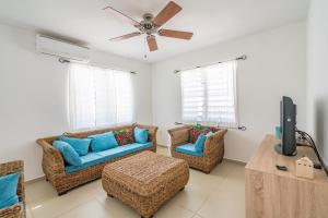 Sabana Westpunt玛瑞祖尔迪富公寓的带沙发和电视的客厅