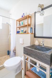 Sabana Westpunt玛瑞祖尔迪富公寓的一间带水槽和卫生间的浴室
