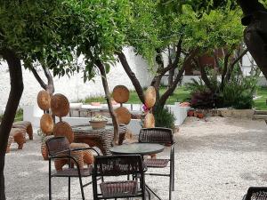 托雷安农齐亚塔Villa Marcello的花园里的一组椅子和一张桌子