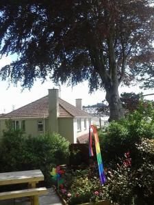 比迪福德Ellerton B&B的一座房子前面的花园中的一个色彩缤纷的风筝