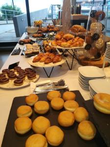 菲乌米奇诺罗马机场贝斯特韦斯特酒店的餐桌,包括面包和其他糕点以及其他食物