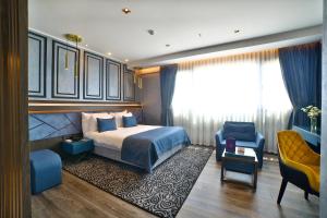 伊斯坦布尔紫水晶酒店的配有一张床和一把椅子的酒店客房