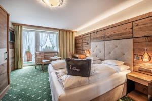毛拉赫Naturhotel Alpenblick的酒店客房,设有一张带大型床头板的床