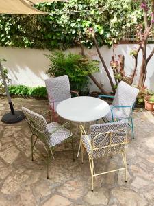 莱里达El jardí de l'avet的白色的桌椅和白色的桌椅