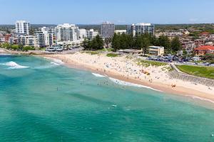 克罗纳拉Cronulla Beach Break的和水中的人一起欣赏海滩的空中景色