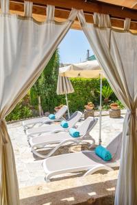 坎帕内特Son Colom Turismo de interior Bed & Breakfast的海滩上的一排躺椅和遮阳伞
