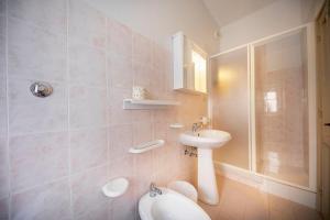 切法卢Blue Coral Apartment的一间带水槽、淋浴和卫生间的浴室