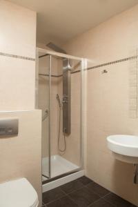 帕拉利亚卡泰里尼斯Hotel Epavlis Eleftheriadi的带淋浴、卫生间和盥洗盆的浴室