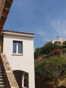 蒙蒂塞洛Corsica Résidence Galitello的白色的建筑,旁边设有窗户