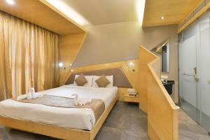 孟买Dragonfly Hotel- The Art Hotel的一间卧室配有一张带白色毛巾的床