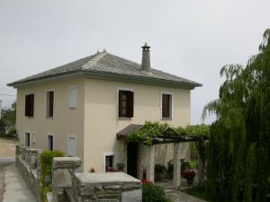 桑加拉达Giordani Guesthouse的一座白色的大房子,前面有一个门