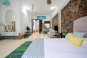 阿雷西费El Charco Suites的一间卧室设有一张床和一间客厅。