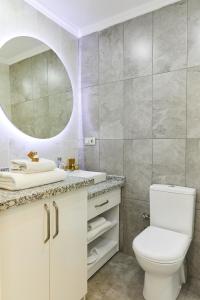 伊斯坦布尔All Seasons Suites的浴室设有白色的卫生间和镜子