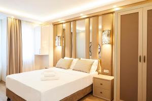 伊斯坦布尔All Seasons Suites的卧室配有一张白色大床