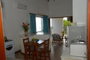 马埃岛贝拉扎尔区公馆酒店的厨房配有桌子和冰箱