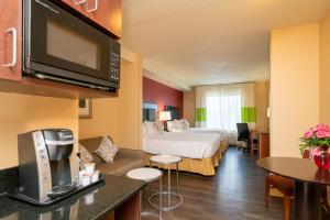 华盛顿Hotel Arboretum的大型酒店客房设有床和厨房