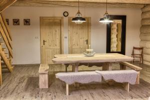 塔莱Zruby Pod Chopkom的一间带木桌和长凳的用餐室