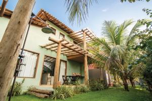 伊塔卡雷维拉珍珠内格拉别墅的一座带凉棚和棕榈树的房子