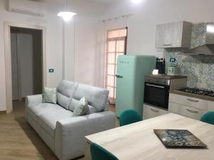 维拉西米乌斯Appartamento Smeraldo的带沙发的客厅和厨房