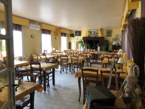 奥普Le Provençal的一间带桌椅和泰迪熊的餐厅