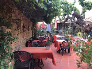 奥普Le Provençal的室外餐厅设有桌椅和遮阳伞。