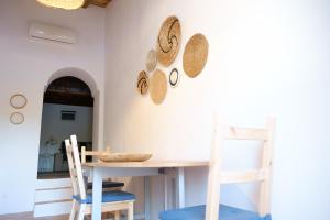 莫托拉Casas de Mértola的一间带桌椅的用餐室