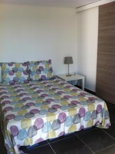 马赛乡间普勒玛酒店的一间卧室配有一张带五颜六色棉被的床