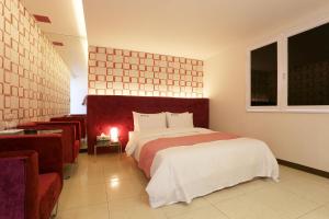 坡州市Q酒店的一间卧室设有一张大床和一个窗户。