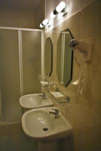 华沙金橡树酒店的一间带水槽和镜子的浴室