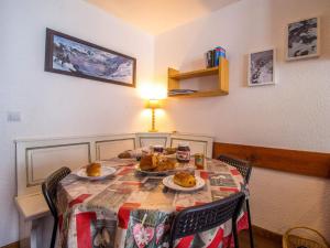 佩塞克鲁瓦34 Grande Ourse Vallandry - Les Arcs - Paradiski的餐桌上放着食物盘