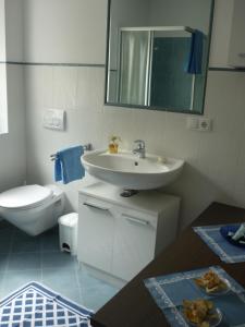 纳兹-夏韦斯Appartements Schusterbauer的白色的浴室设有水槽和卫生间。