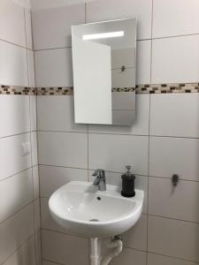 柏林Pension Kaffeefreunde的白色的浴室设有水槽和镜子