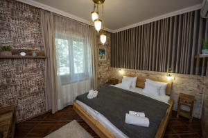 豪伊杜索博斯洛普拉坦花园酒店的一间卧室配有一张大床和两条毛巾