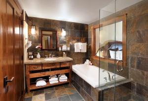 杰克逊白牛俱乐部酒店的带浴缸、水槽和淋浴的浴室