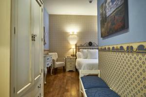 Mondéjar卡瑟纳托雷斯酒店的酒店客房 - 带一间卧室和一张床